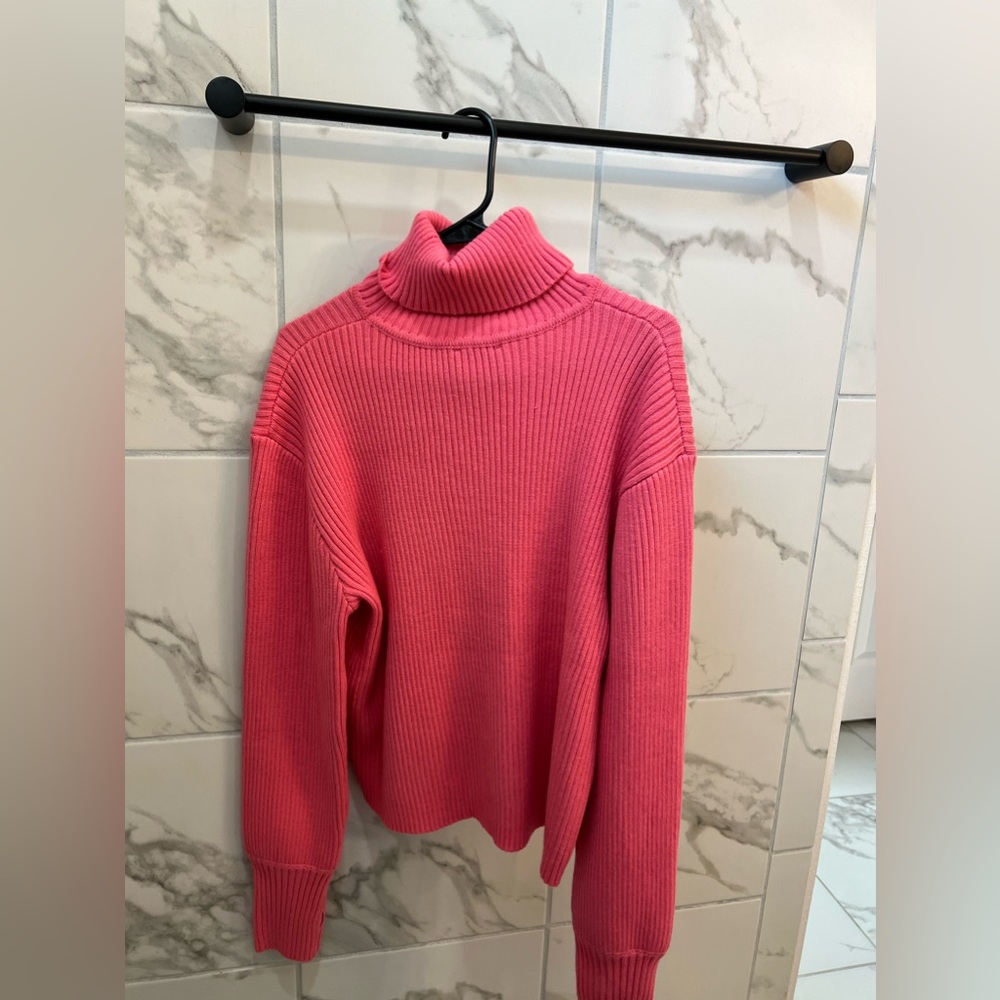 Kittenish turtle neck